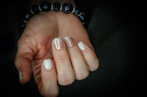 sur une foncé Contexte lumière ongles après manucure photo