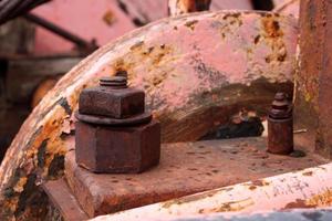 proche en haut de boulons sur une ancien forage véhicule photo