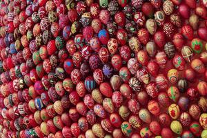 Pâques des œufs texturé Contexte dans rouge tons, traditionnel ornement photo