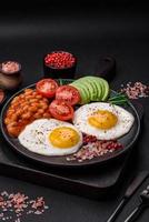 délicieux nutritif Anglais petit déjeuner avec frit œufs, tomates et Avocat photo