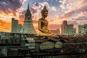 paysage de gros Bouddha dans le ville grand Bouddha statue dans Bangkok wat pak nam phasi charoé Thaïlande photo