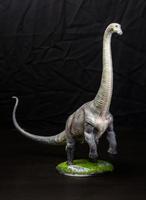 le brontosaure dinosaure dans le foncé photo