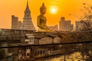 paysage de gros Bouddha dans le ville grand Bouddha statue dans Bangkok wat pak nam phasi charoé Thaïlande photo