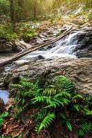 khlong nam lai cascade, magnifique cascades dans klong Lan nationale parc de Thaïlande photo