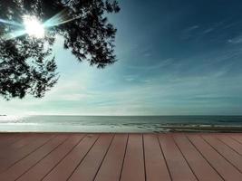 vide Haut de vieux boisé table et vue de tropical plage et ciel Contexte. pour présent votre des produits. photo