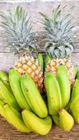 fruit colis pour ied fitri ou ramadan, banane et nénas parcelle photo