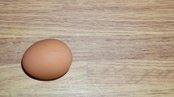 poulet des œufs sur une en bois table photo