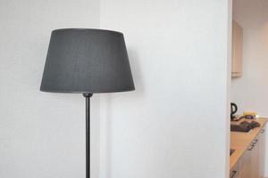 une lampe dans Accueil contre blanc mur photo