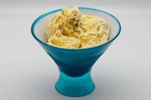 bleu bol de italien vanille Bourbon la glace crème. photo