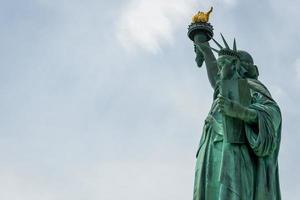 Statue de la liberté gros plan sur une journée ensoleillée photo