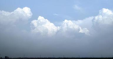 des nuages dans le ciel avec le Soleil réglage bleu ciel blanc et noir nuage photo