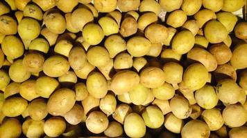 mûr sapodille fruit dans une en bois boîte pour vente à une fruit magasin. photo