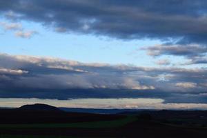 sombre des nuages et bleu ciel photo