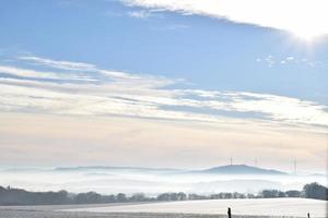 neige couvert paysage avec brouillard photo