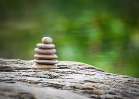 pile de pierres zen dans le jardin photo