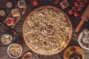 pizza à la mozzarella, bœuf stroganoff et bâtonnets de pommes de terre photo