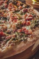 pizza brésilienne sauce tomate, mozzarella, endive, bacon et origan photo
