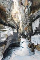 maligne canyon avec la glace dans canadien Rocheuses sur hiver à jaspe nationale parc photo