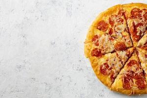 savoureux chaud fait maison pepperoni Pizza. traditionnel classique Pizza avec salami et fromage. Haut vue avec copie espace pour texte. photo