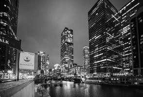 Mars 3 2023. Chicago, Illinois. architecture et bâtiments dans centre ville Chicago à nuit. photo