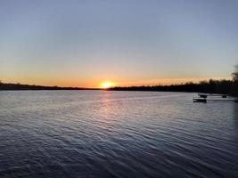 printemps le coucher du soleil plus de le large banques de le Dniepr rivière. Ukraine photo