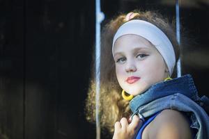 peu fille avec brillant maquillage dans rétro style. enfant modèle. photo