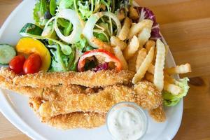 traditionnel Anglais nourriture - poisson et frites et salade photo