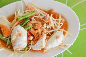 Papaye salade avec salé œufs- thaïlandais nourriture photo
