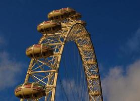 ferris roue dans le amusement parc sur Contexte de bleu ciel avec des nuages. faible angle vue de une gros ferris roue. photo