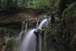 Petite cascade dauda dans le parc national de Gauja, Lettonie photo