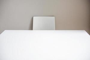 Chaise et table blanches, concept de minimalisme intérieur à la maison photo