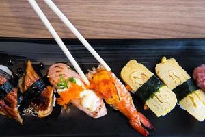 Frais Sushi ensemble dans Japonais restaurant, Japonais nourriture photo