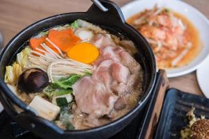 Japonais chaud pot ensemble dans Japonais restaurant, Japonais nourriture photo