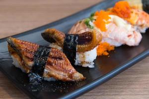 Frais Sushi ensemble dans Japonais restaurant, Japonais nourriture photo