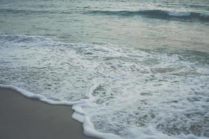 Vintage fondu des vagues de la mer sur la plage en été photo