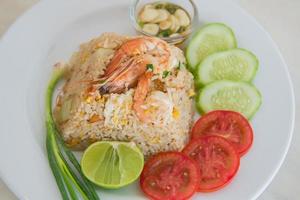 riz frit aux crevettes photo