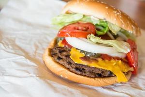 du boeuf Burger avec fromage et légume photo