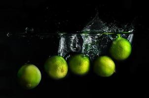 vert citrons verts dans le l'eau photo