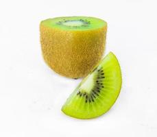 Frais vert kiwi sur blanc Contexte photo