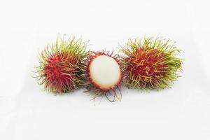 ramboutan, une fruit avec sucré goût et rouge poilu coquille photo