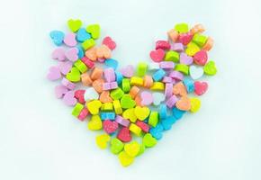 bonbons valentines cœurs sur une blanc Contexte photo