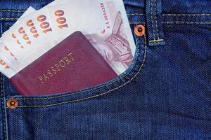 passeport et argent dans jeans poche photo