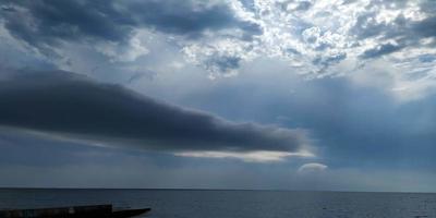 nuages d'orage sur la mer photo