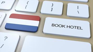 livre Hôtel dans Pays-Bas avec site Internet en ligne. bouton sur ordinateur clavier. Voyage concept 3d animation. livre Hôtel texte et nationale drapeau. 3d illustration photo