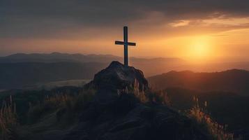 Montagne majesté artistique silhouette de crucifix traverser contre le coucher du soleil ciel photo