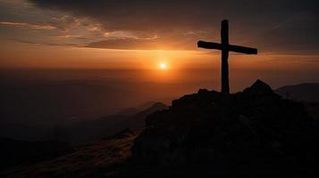 Montagne majesté artistique silhouette de crucifix traverser contre le coucher du soleil ciel photo