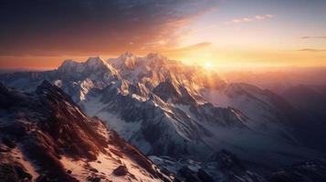 le coucher du soleil dans le montagnes. lever du soleil dans le montagnes. magnifique hiver paysage, montagne paysage à le coucher du soleil. panoramique vue de le montagnes photo