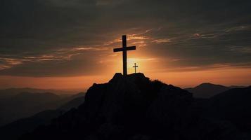 Montagne majesté artistique silhouette de crucifix traverser contre le coucher du soleil ciel photo