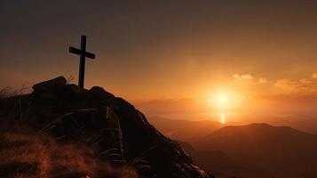 Montagne majesté artistique silhouette de crucifix traverser contre le coucher du soleil ciel photo