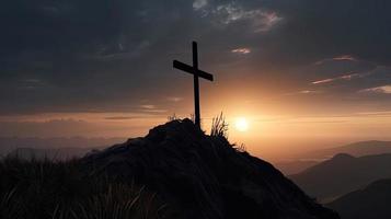 Montagne majesté artistique silhouette de crucifix traverser contre le coucher du soleil ciel photo